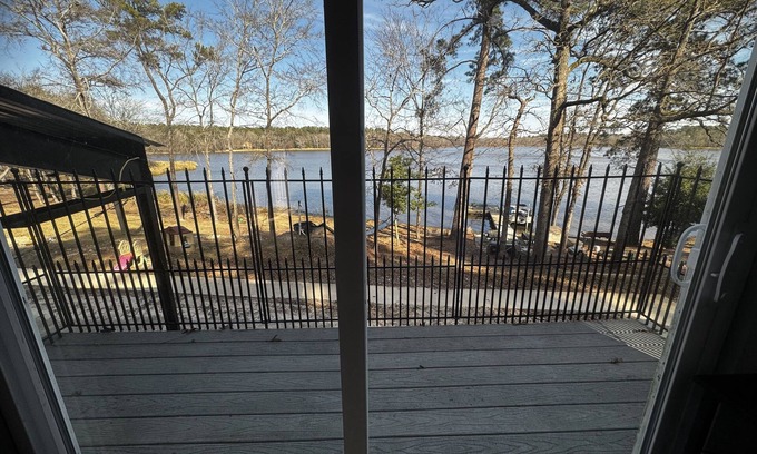 Grapeland Cabin | Cabin 3 Directly on the Lake