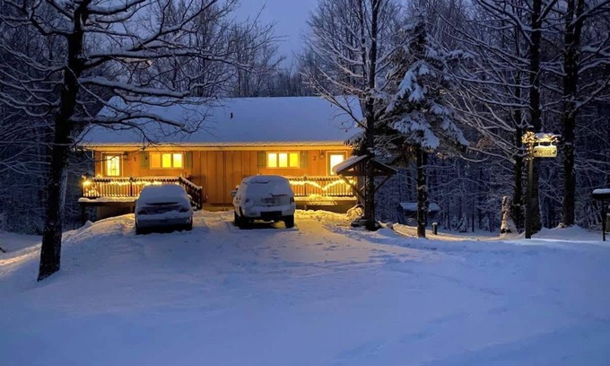 Bessemer Ski Chalet | Cabin Fevers 2 ~Big Powderhorn, Sauna, Pet-friendly, Near skiing & Trails