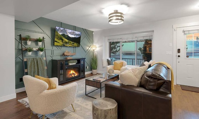 Black Mountain House | Cabin In The City I En Route 2 Big White I