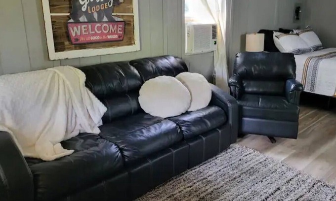 Proctor Cabin | Cabin in the woodlands/Floating Illinois River