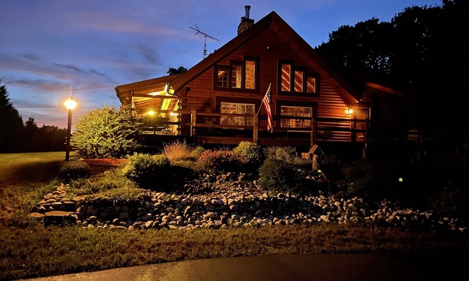 Mauston Cabin | Cabin-n-the Woods.The Finest in Log Cabin Lodging.