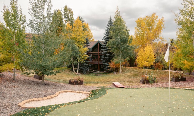 Kamas Cabin | Cabin Near Park City & Mirror Lake -Sleeps 15-Hot Tub-Arcade-Putting Green