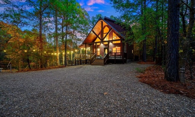 Broken Bow Cabin | Cabin w/Creek Viewing Deck, Hot Tub, Arcade, 1 mile to Hochatown & Casino