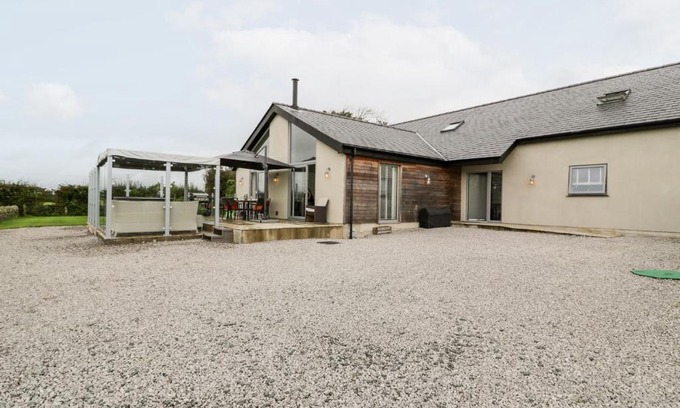 Llanfairpwllgwyngyll House | Cae Sam
