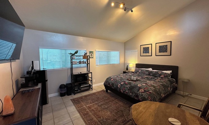 San Marcos House | Cal King Bed with Natural Light and Private Patio! 4 minutes from freeway!
