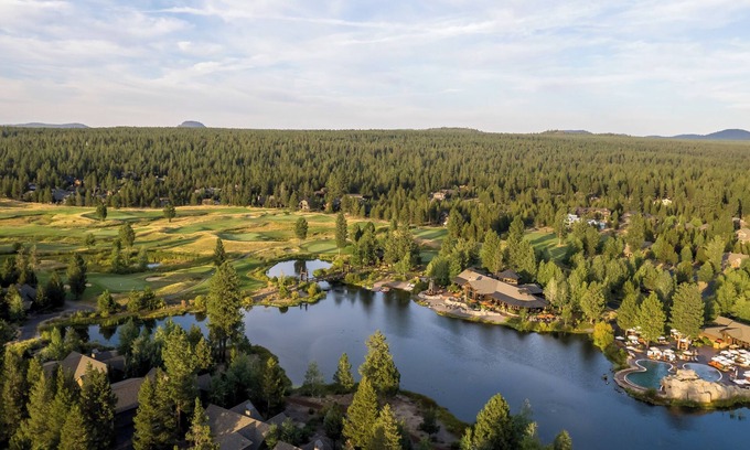 Sunriver House | Caldera Springs Getaway with Hot Tub, Arcade & A/C