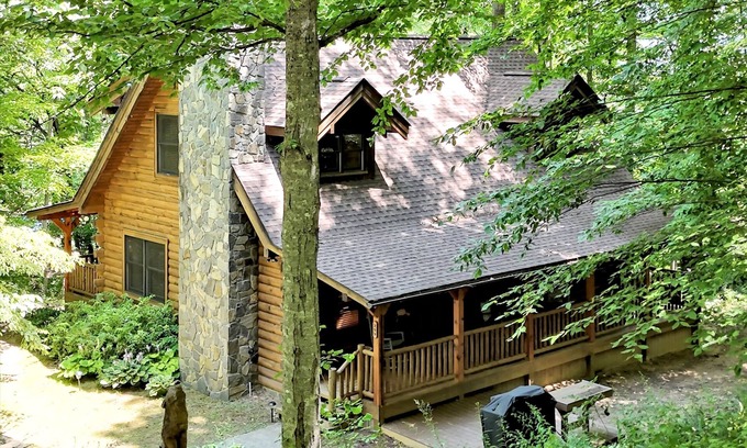 Maggie Valley Cabin | Call of the Wild Retreat-2 side-by-side cabins/Hot Tubs/Fire Pits/Pool Table