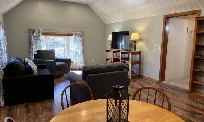 Oneonta Apartment | Calla Lily #2 - Oneonta Apartment close to downtown - 1 of 2 units