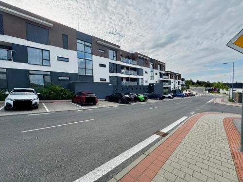 Lorincik Apartment | Calm and Modern Flat with Free Parking 10mins on bus to City Centre 1min walk to Bus stop