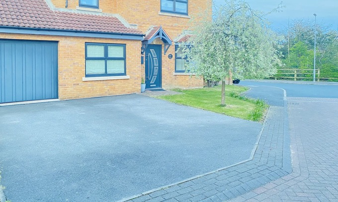 Thurnscoe House | Calvary Hill - 4 Bed Holiday Home BBQ Large Garden