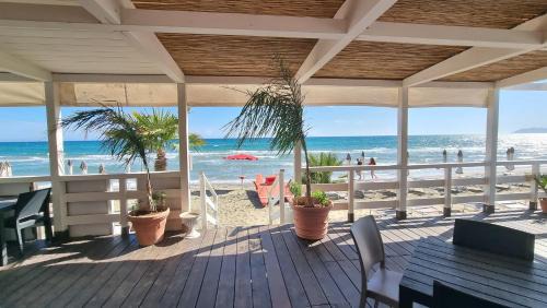 Fondi House | CAMERETTA SUL MARE con OMBRELLONE