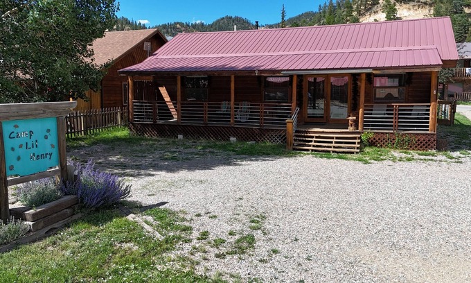 Red River House | "Camp Lil Henry" Charming Cabin - On Main Street - Pet Friendly - Fenced Yard - WIFI
