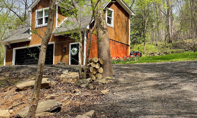 Lovettsville Apartment | Camp Nelson Wooded Mountainside Retreat