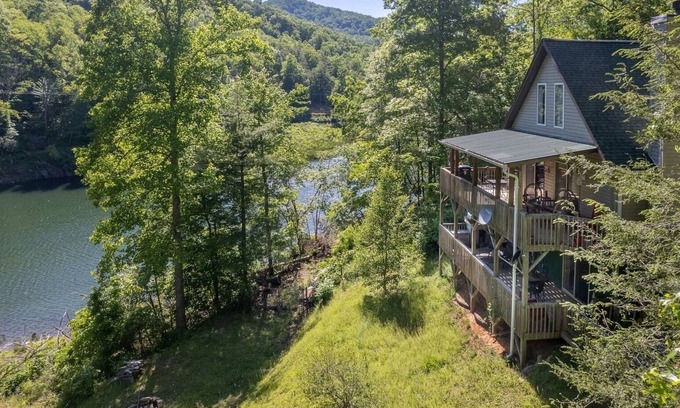 Tuckasegee Cottage | Camp Ruby on Cedar Cliff Lake is the perfect mountain getaway!