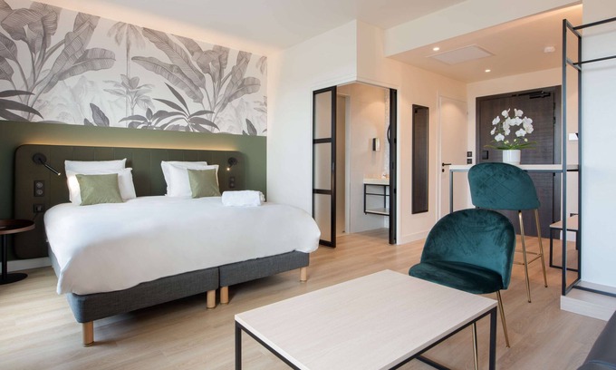 Porte Des Alpes - Mi Plaine - Manissieux Hotel | Campanile Smart Lyon Est - Eurexpo Bron Aviation