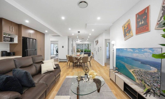 Camperdown Apartment | Camperdown Spacious Home: 2 Cars + Big Courtyard