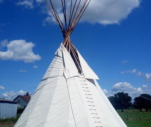 Oussieres Other | Camping sauvage à la ferme dans un tipi de 8 à 15 personnes