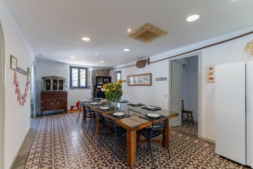 Torroella de Fluvia House | Can Salva amb Jacuzzi privat