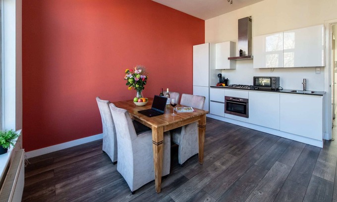 Oude Pijp Apartment | Canal view apartment in the center of Amsterdam