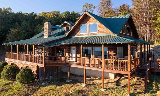 Jasper Cabin | Canyon's Edge Family Cabin- best scenic canyon views, hot tub & fire pit!