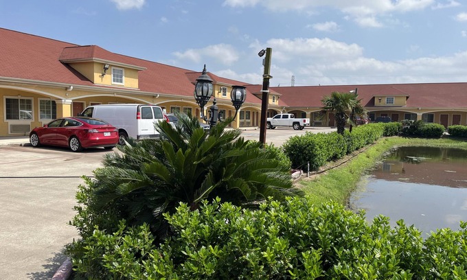 Channelview Hotel | Capital O Deluxe Inn Channelview Houston I-10