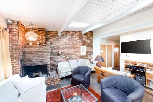 Gearhart Apartment | Captain's Quarters