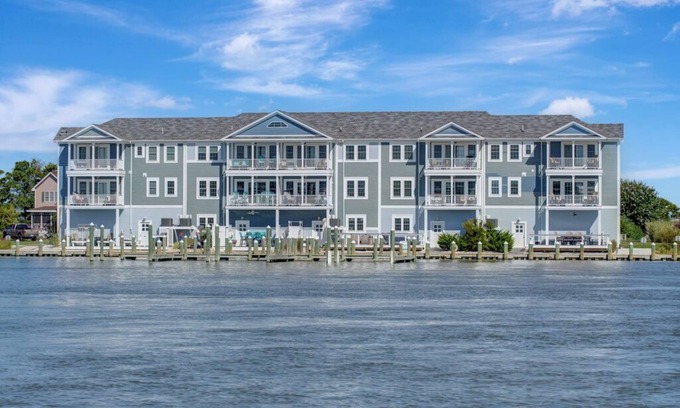 Chincoteague House | Captain's Rest - Lovely Waterfront on Marsh Island!