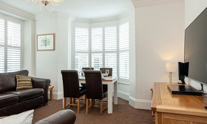 Keswick Apartment | Carlton 2 a large modern Keswick appt with parking