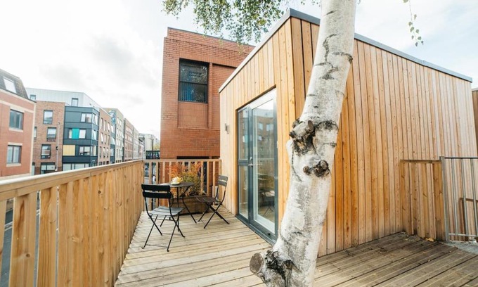 Saint Paul's Apartment | Carmen Eco-Pod/Treehouse, Close to Cabot Circus