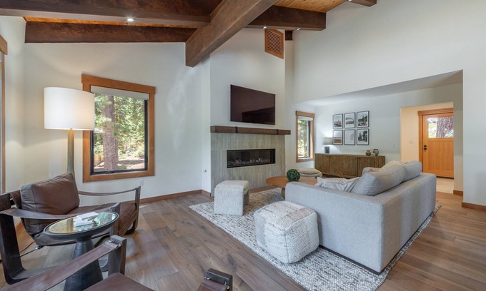 Cedar Flat Cabin | Carnelian Crest, modern 3BR cabin with hot tub - perfect Couples Retreat!