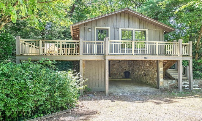 Lake Junaluska Cottage | Carruth Cottage studio sleeps 4. Walk to Lake Junaluska Conference Center, lake, rose garden