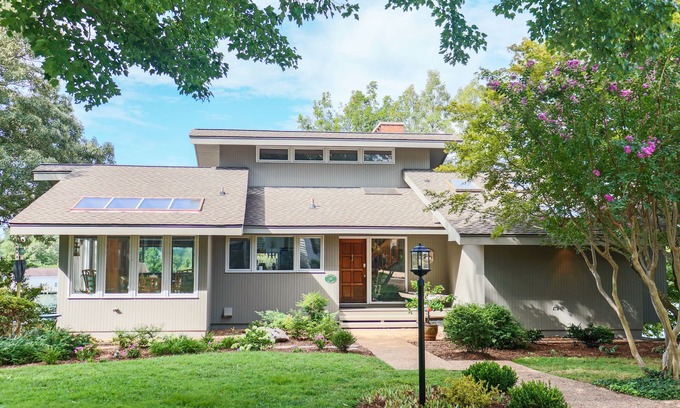 Irvington House | Carter’s Creek Waterfront, Beach, Kayaks, Deepwater Dock, Walk to Town, Unwind