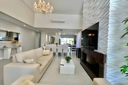 Capao da Canoa House | Casa 4 Suítes com piscina Fundos Lago-Ilhas Resort