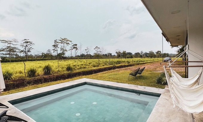 El Tanque House | Casa Abierta con Vista al Volcán y Piscina Privada