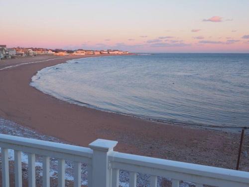 Morgan Point Villa | Casa al Mare Beachfront Retreat King Bed Near Yale