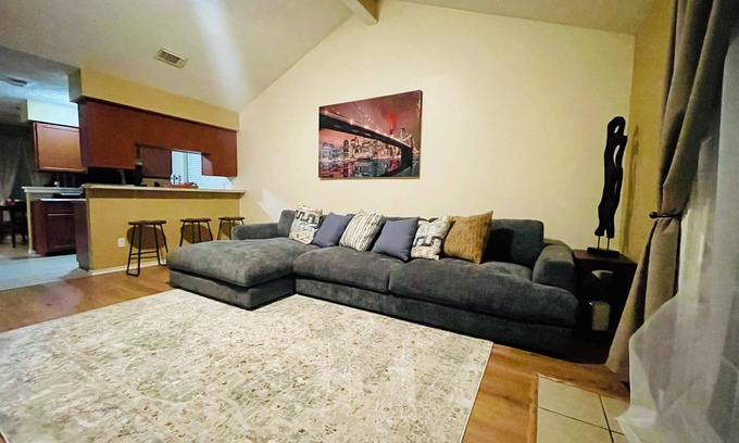 Atascocita House | Casa amigos sleeps 8 near Airport , downtown or Woodlands mall, near many rest .