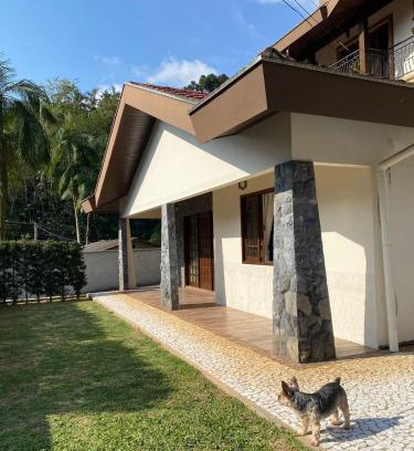 Primeiro de Maio House | Casa ampla com área externa e estacionamento