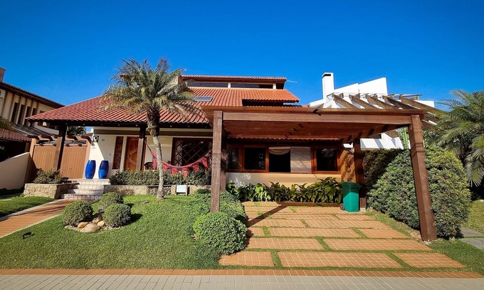 Jurere Villa | Casa Bella Vita lush outdoor pool