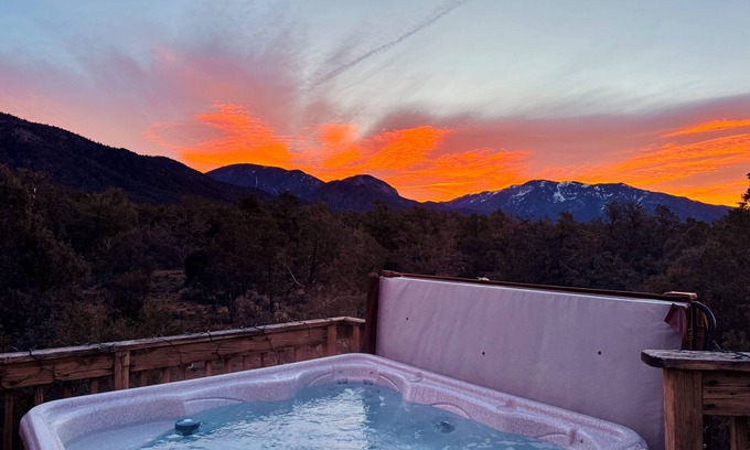 Valdez House | Casa Cielo - Mountain Home with Hot Tub!