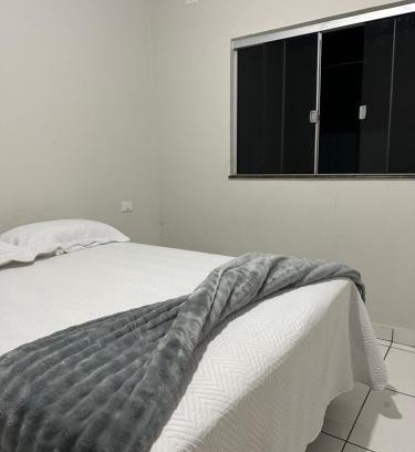 Mineiros House | Casa com dois quartos e piscina em mineiros