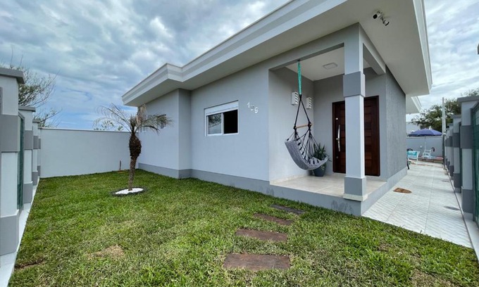 Balneario Gaivota House | Casa com piscina a uma quadra do mar, wi-fi