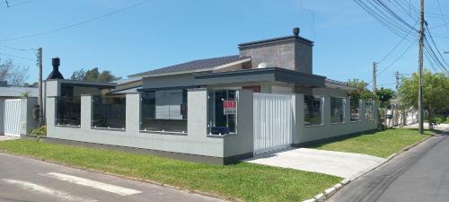 Capao da Canoa House | Casa Com Três Dormitórios Pertinho Do Mar Em Capão Da Canoa