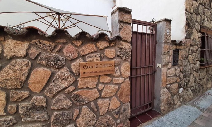 Piedralaves House | Casa con patio y chimenea en Piedralaves