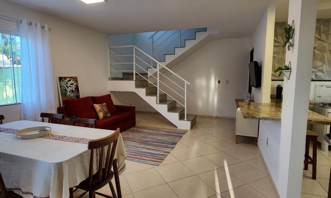 Rio das Ostras House | Casa confortável pertinho da praia com garagem e quintal