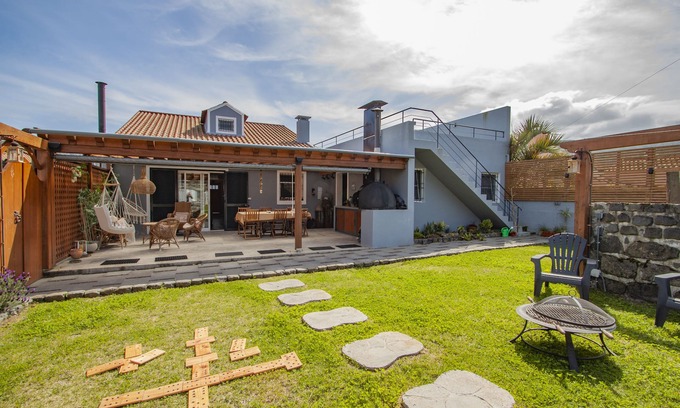 Sete Cidades House | Casa da Porta Amarela - Holiday Home in the Seven Cities