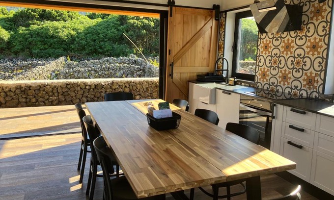 Biscoitos House | Casa da Vinha Escondida AL