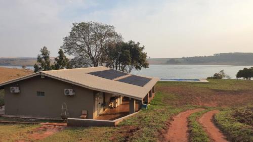 Itai House | Casa de campo de alto padrão à beira da represa