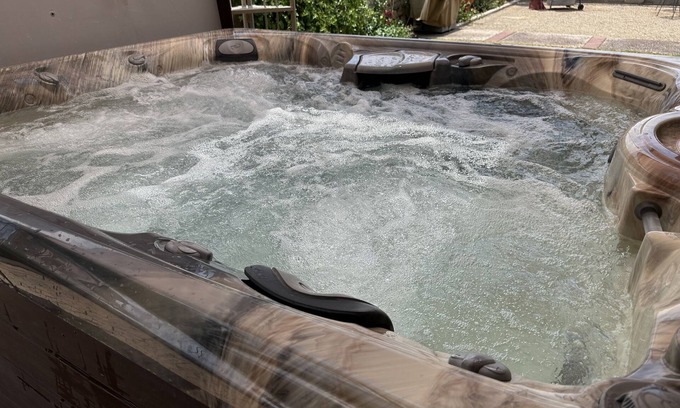 Las Cruces House | Casa de Flores 3 bdrm, 2 bath with covered hot tub