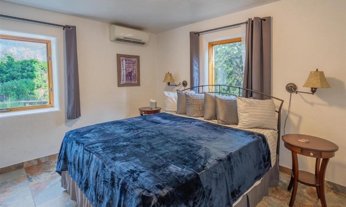 Summit Park House | Casa de Girasol - Sunflower House