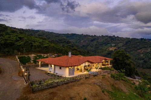 Naranjo Villa | Casa de Lujo con Piscina y Vistas Panorámicas Oro Monte, Naranjo